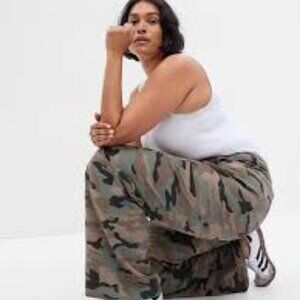 Gap womens loose khaki cargo pants in Camo